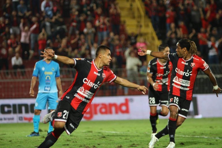 Alajuelense golea a la UCR y deja a Saprissa sin margen de error en la disputa por la cima