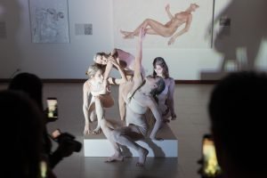 Desfile de modas “El Clóset Humano” cierra exposición de Man Yu