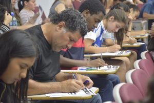 Universidad Latina premiará con 100 becas la excelencia académica