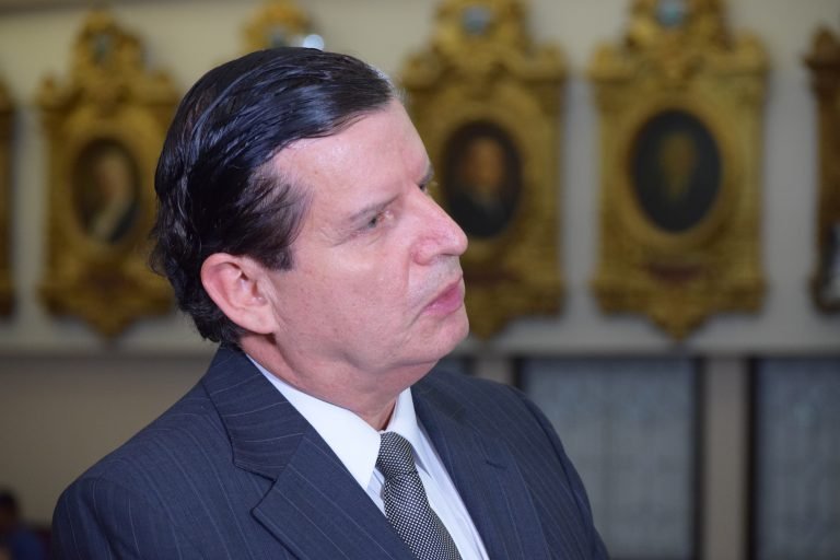 Jorge Araya García continuará como magistrado de la Sala Constitucional hasta 2034