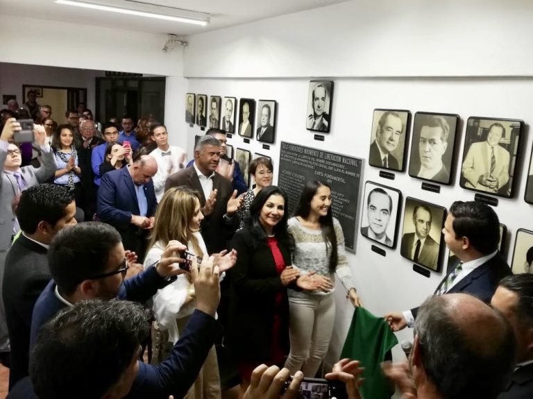 Colocan nuevo cuadro de Rodrigo Facio en el Balcón Verde