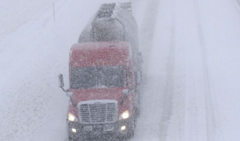 EE.UU.: Tormenta invernal paraliza vuelos y tránsito de vehículos