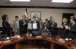 Firman directriz sobre legislación laboral especial en salud ocupacional