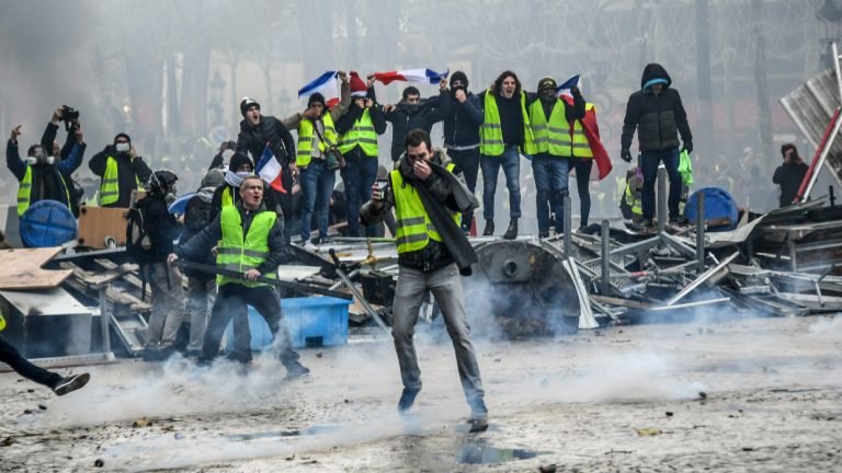 Miles de personas protestan por aumento del precio de combustibles en Francia