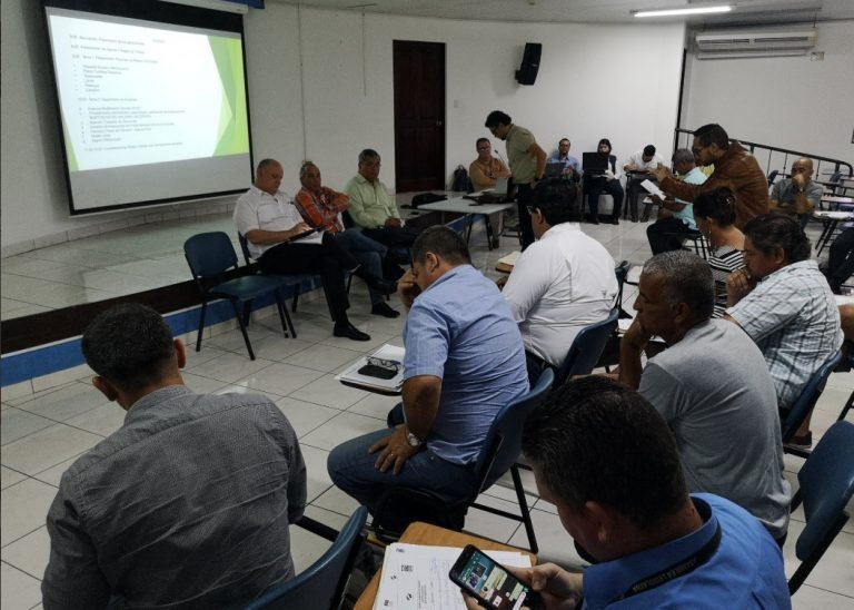 Piza se reúne con representantes de sector pesquero en Puntarenas