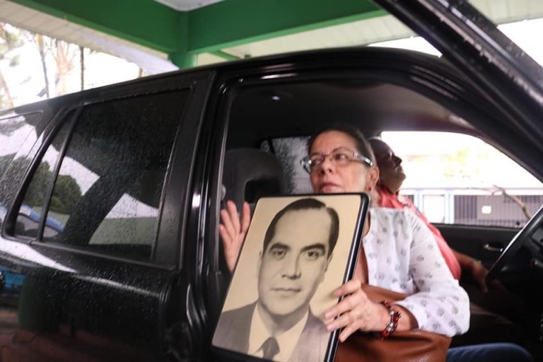 Dagmar Facio hurta foto de su padre en el Balcón Verde