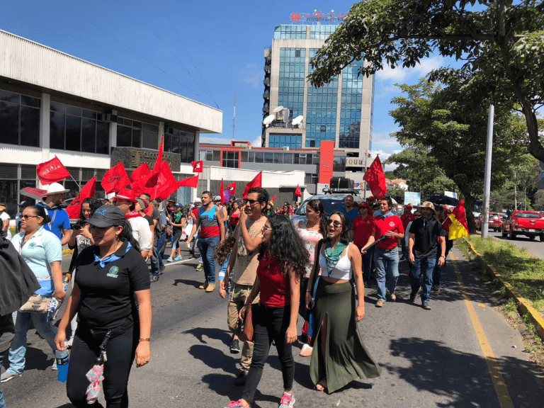 Universitarios se tiran a la calle en defensa de educación pública