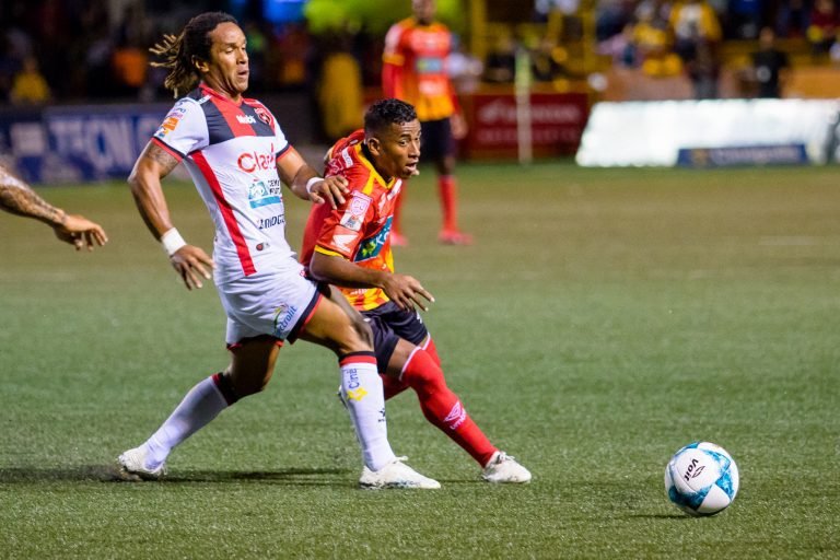 Herediano golpea primero y derrota 2-1 a La Liga en la final