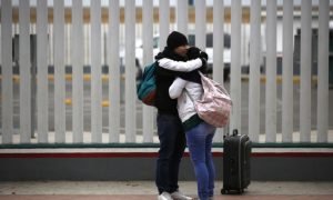 Corte Suprema rechaza negar asilo a inmigrantes que cruzan ilegalmente la frontera