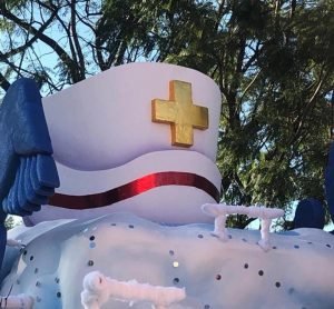 UACA atiende llamado de la Cruz Roja pintando de dorado la cruz de carroza provida