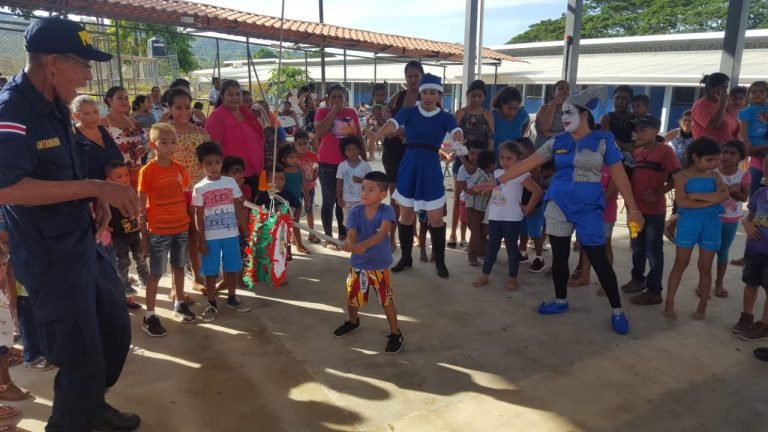 Policías llevan megainflable hasta Isla Chira para que niños y niñas se diviertan en fiesta navideña
