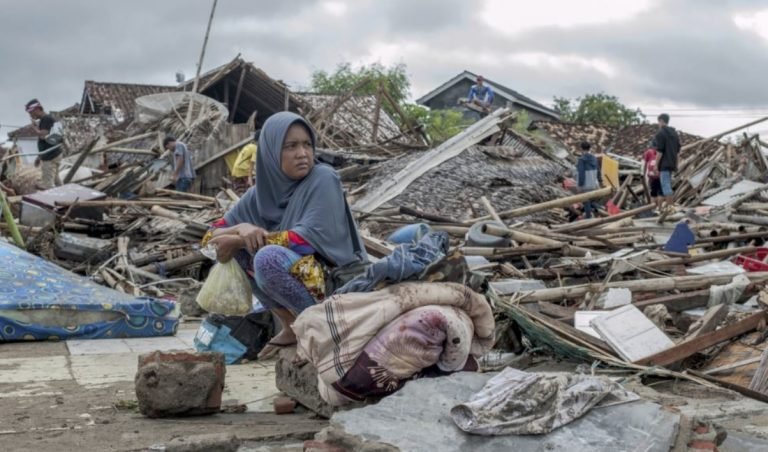 Indonesia: Al menos 281 muertos y más de 1.000 heridos por tsunami