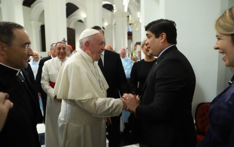 Sixto Varela: Hoy y mañana arrodillado en las misas con el Papa, la otra semana vuelve para firmar el aborto