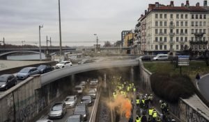 “Chalecos amarillos” mantienen la presión en Francia contra Macron y estallan disturbios