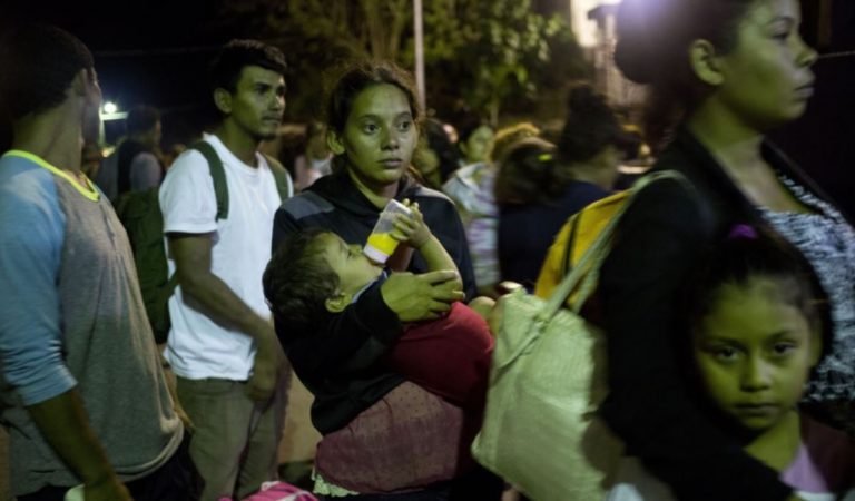 Nueva caravana de migrantes hondureños llega a Guatemala y Trump insiste en construcción del muro