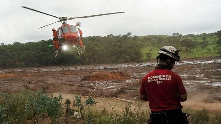 Aumenta a 65 el número de muertos por colapso de represa en mina de Brasil