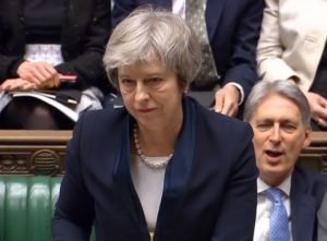 Theresa May supera la moción de censura por 325 votos a 306