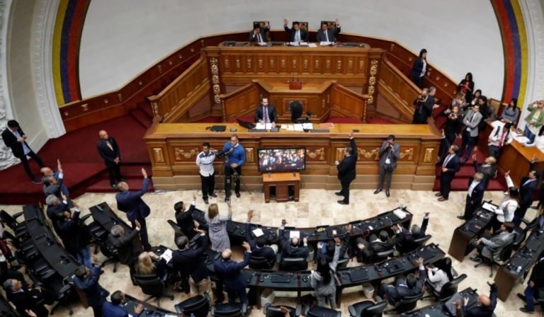 Parlamento de Venezuela aprueba por mayoría declarar a Maduro usurpador de la presidencia