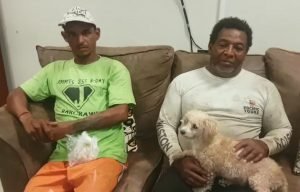 Guardacostas salvaron de morir ahogados a dos pescadores y a una perrita