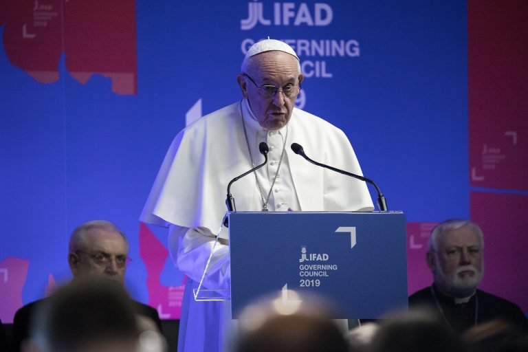 Papa Francisco pide innovaciones tecnológicas para combatir la pobreza y el hambre