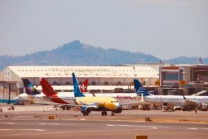 Asociaciones de líneas aéreas señalan que proyecto de Feinzaig limita la libre competencia