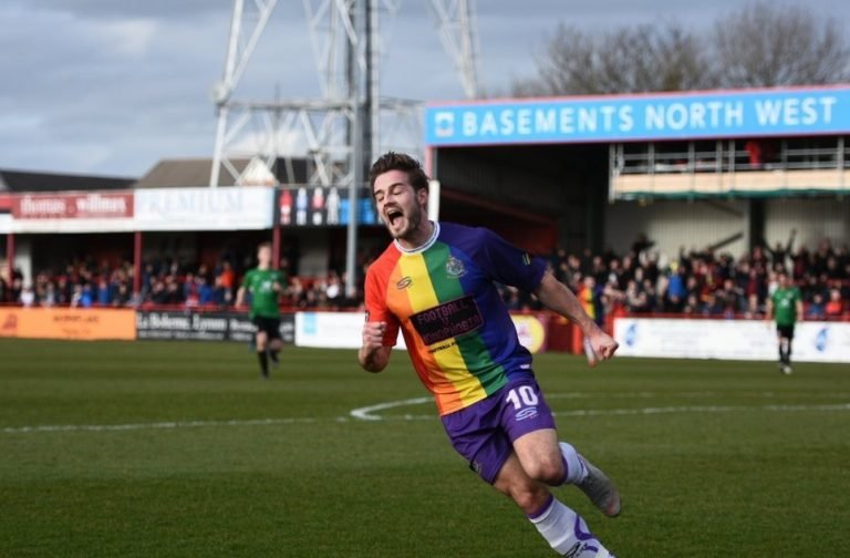 Equipo de fútbol inglés lanza camiseta contra la homofobia