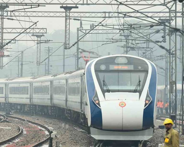 Un día después de su inauguración, tren más rápido de la India chocó con una vaca