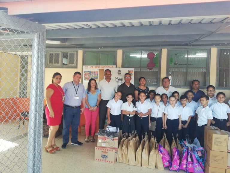 Diputado Melvin Núñez recogió y donó útiles escolares para hijos de pescadores puntarenenses