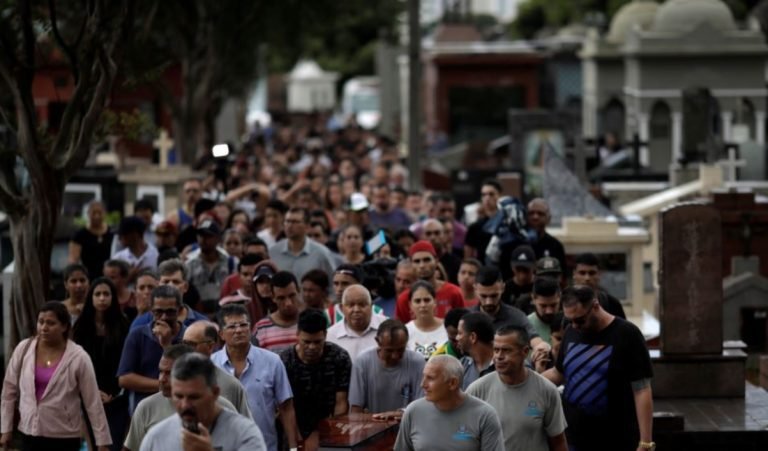 Brasil despide a víctimas de tiroteo en colegio