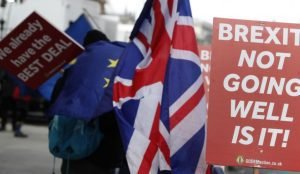 Theresa May lucha por lograr un acuerdo mientras se acerca plazo final del Brexit