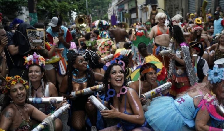 Comienza Carnaval de Río de Janeiro con algunas críticas a Bolsonaro