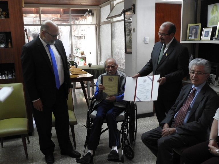 UNA otorga distinción Honoris Causa al científico Rodrigo Zeledón