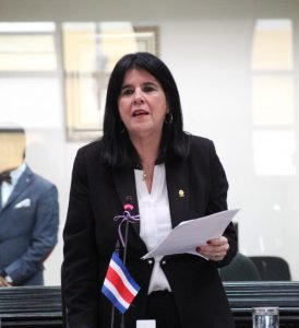 Diputada Floria Segreda es atendida en Servicios Médicos mientras allanan su oficina