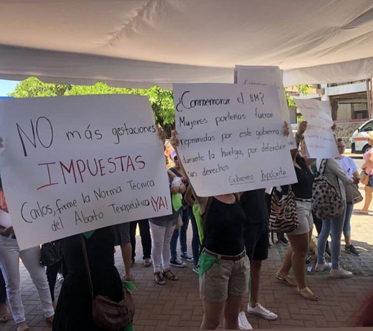 Mujeres porteñas exigen a Carlos Alvarado que firme la norma técnica