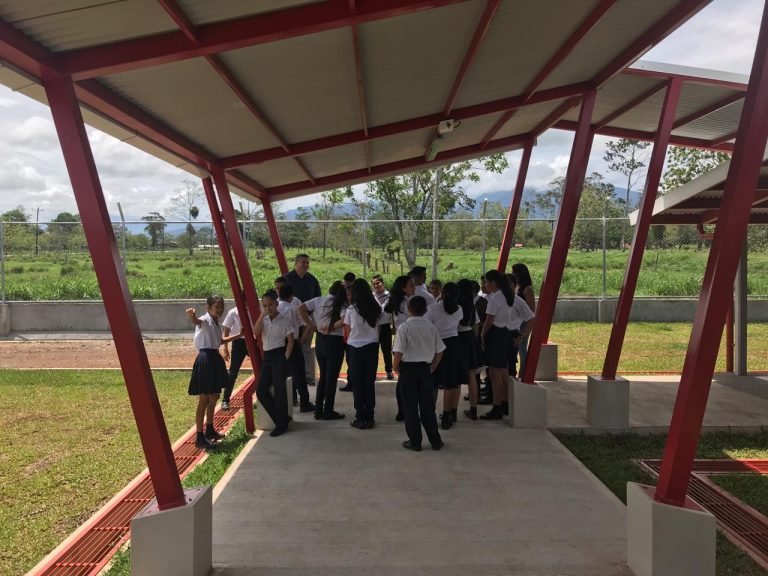 Estudiantes de Aguas Zarcas reciben escuela valorada en $1,5 millones