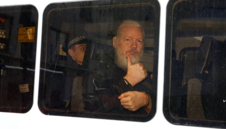 EE.UU. acusa a Assange de “conspiración” tras arresto en Londres