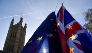 May defiende retraso del Brexit en el Parlamento