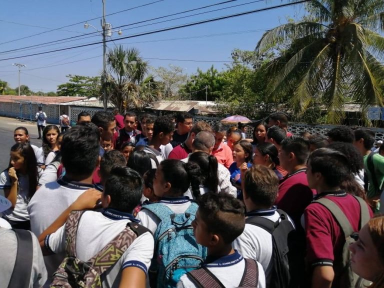 Estudiantes del Liceo de Chacarita acusan al MEP de no cumplir promesa de construir nuevas instalaciones