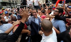 Gobierno en disputa de Venezuela debate retiro de fuero a Guaidó en Asamblea
