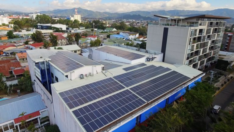 Centro Cultural Costarricense Norteamericano instala 459 paneles solares en sede de San Pedro