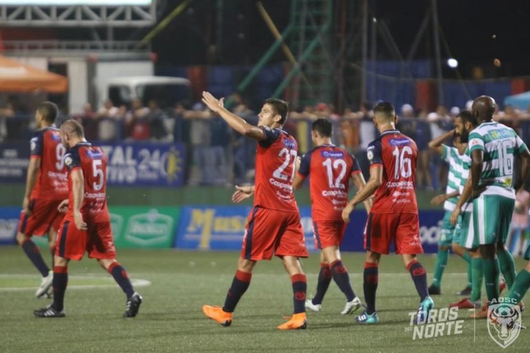 San Carlos goleó a Limón FC