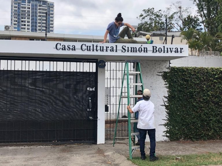 Organizaciones venezolanas exigen entrega de la Casa Cultural Simón Bolívar