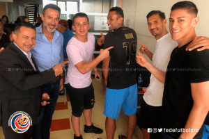 Gustavo Matosas y representación de la Sele visitaron a Erick Marín