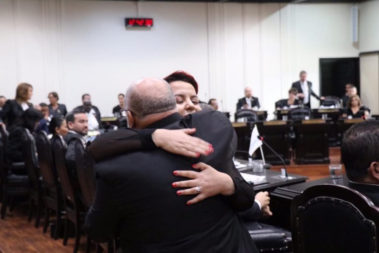 PAC y PLN ponen a cuestionado pastor Avendaño en Directorio Legislativo