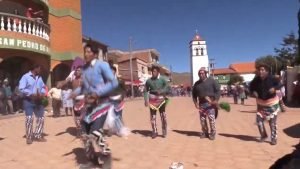Unas gotas de sangre riegan la Madre Tierra en un rito milenario en Bolivia