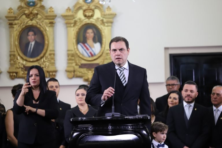 Carlos Ricardo Benavides: La oposición no depende de poses ni de arrebatos