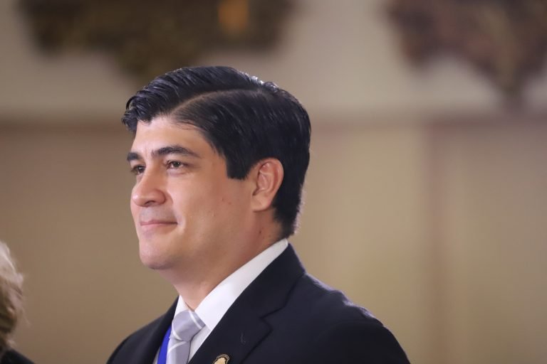 “¡No aflojen!”: mensaje de Carlos Alvarado a estudiantes de colegio