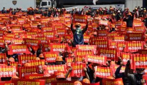 Miles marchan el 1 de mayo para exigir mejores condiciones de trabajo