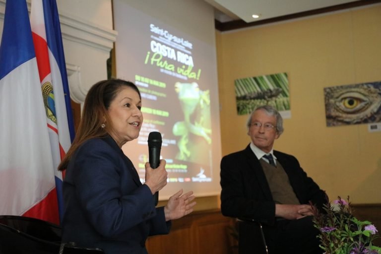 Costa Rica ofrece charla sobre liderazgo ambiental en Francia