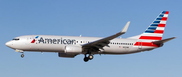 Estados Unidos multa a American Airlines por mantener a los pasajeros en la pista